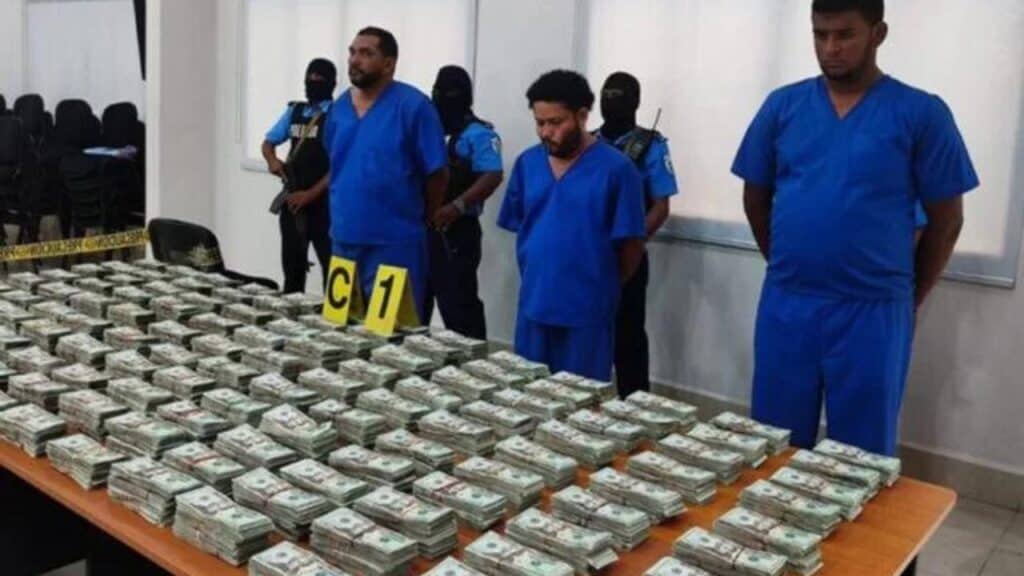 principal hombres detenidos dolares